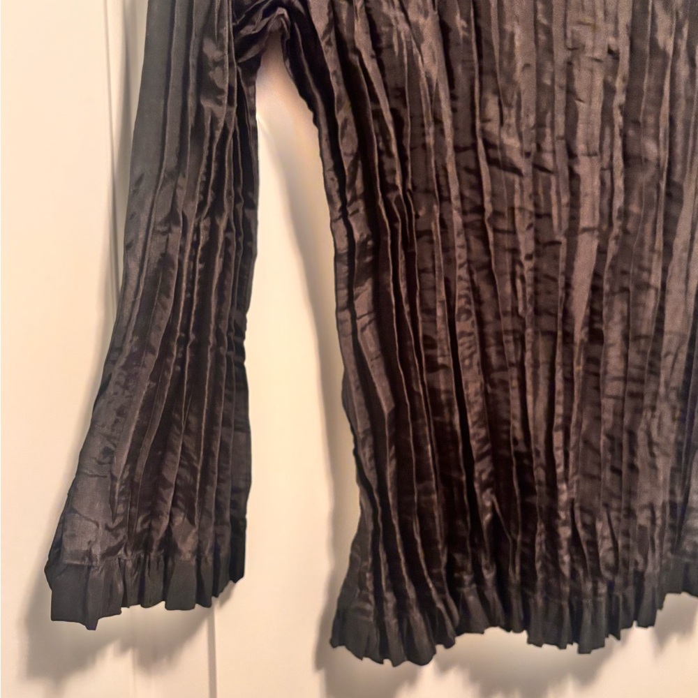 Vintage Agora Ruffled Button-Front Top - Picture 8 of 10